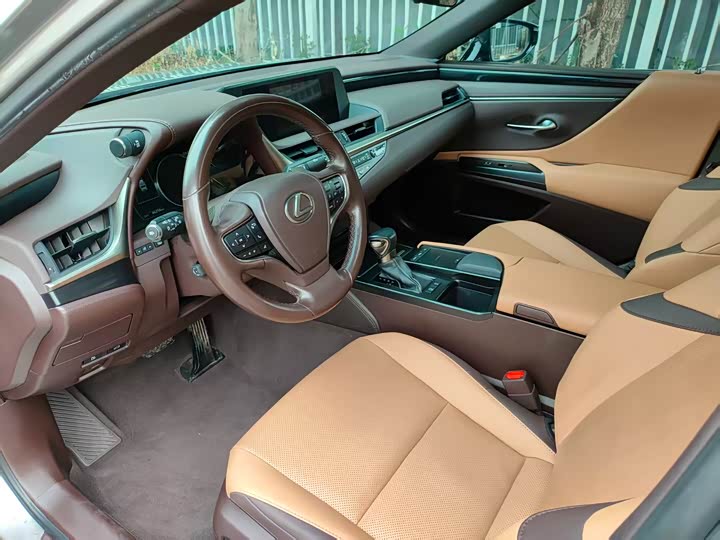 Фото 6 - Lexus ES