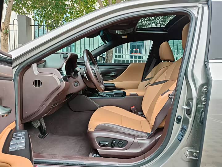 Фото 7 - Lexus ES