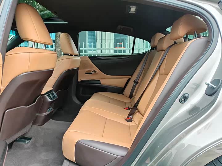 Фото 8 - Lexus ES