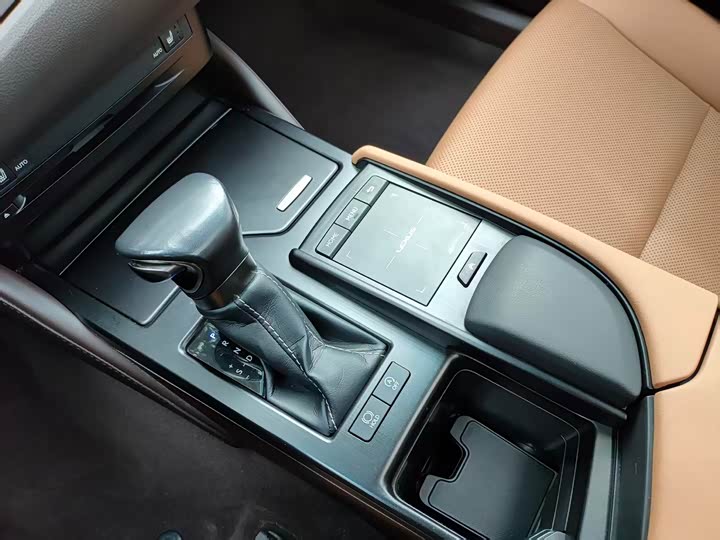 Фото 9 - Lexus ES