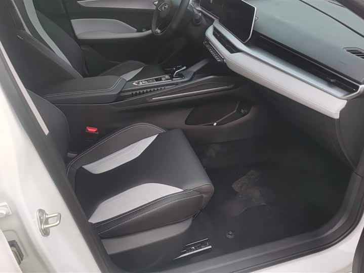 Фото 8 - Geely Binrui