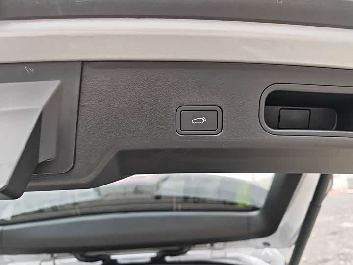 Photo 8 - Geely Atlas L