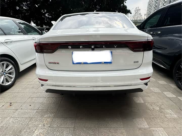 Фото 8 - Geely Emgrand