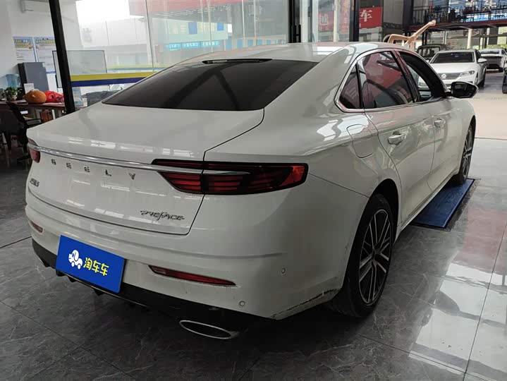 Фото 3 - Geely Preface