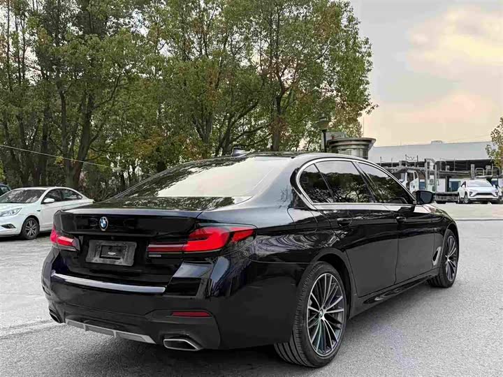 Photo 2 - BMW 5 Series