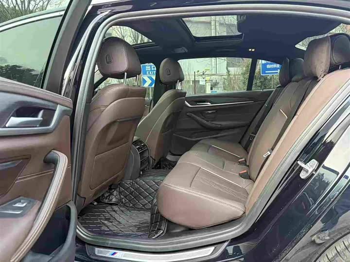 Photo 4 - BMW 5 Series