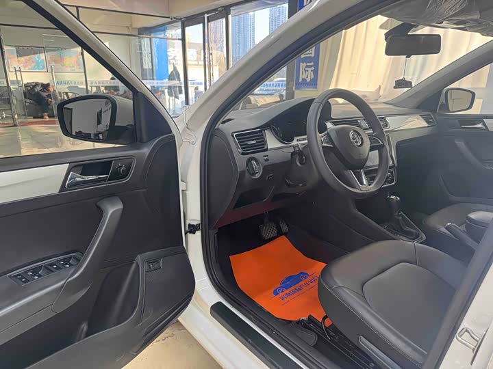 Фото 7 - Skoda Rapid