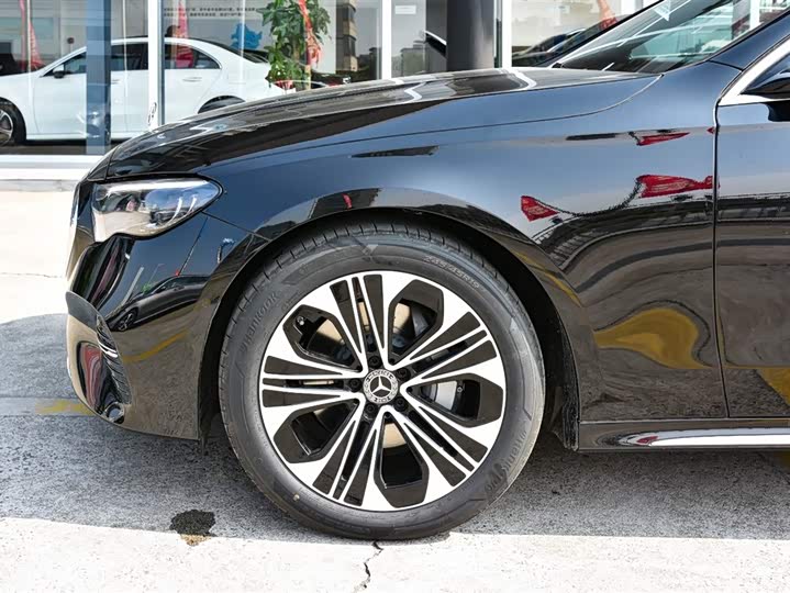 Фото 3 - Mercedes-Benz E-Class