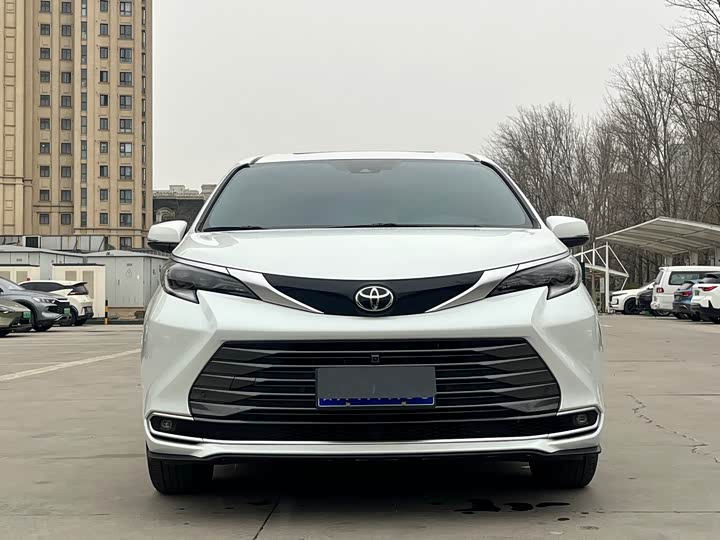 Photo 2 - Toyota Sienna