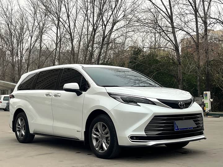 Photo 3 - Toyota Sienna