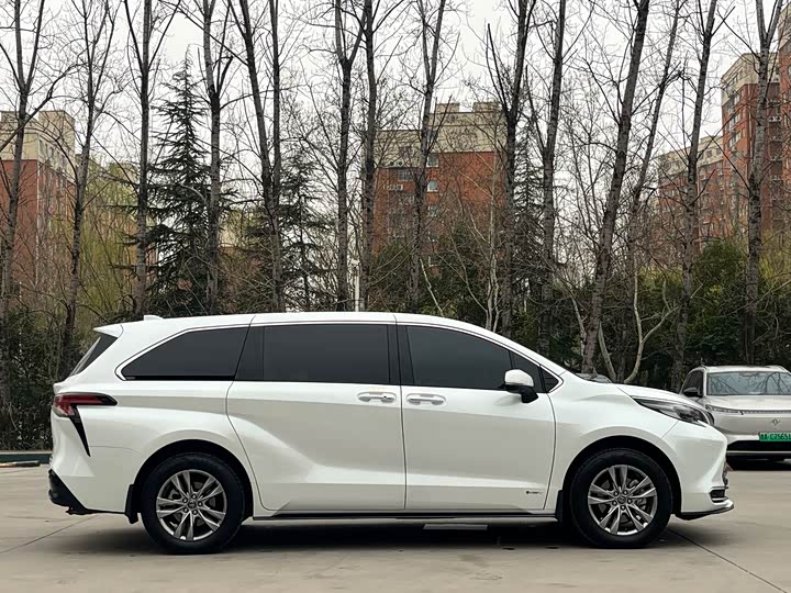 Photo 4 - Toyota Sienna