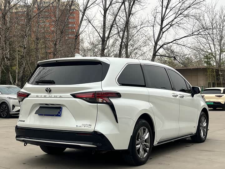 Photo 5 - Toyota Sienna