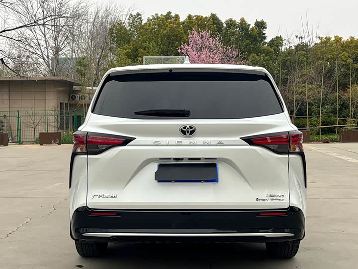 Photo 7 - Toyota Sienna