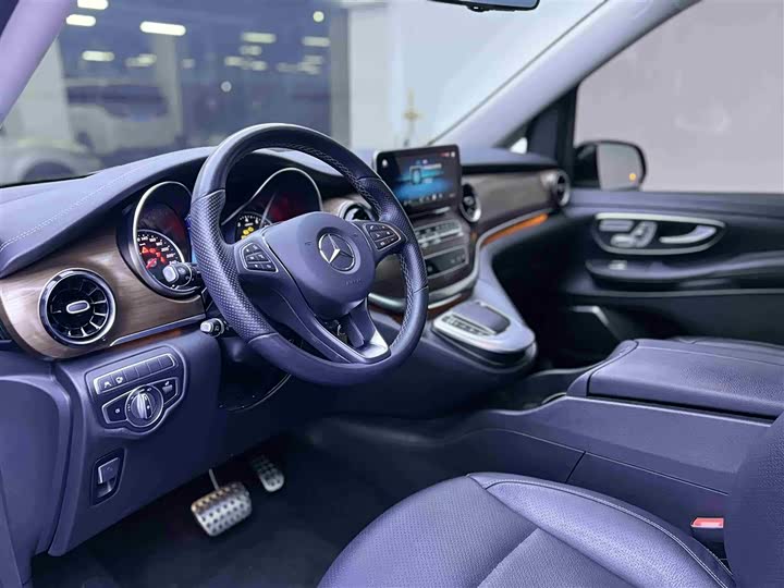 Photo 4 - Mercedes-Benz V-Class