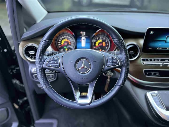 Photo 7 - Mercedes-Benz V-Class
