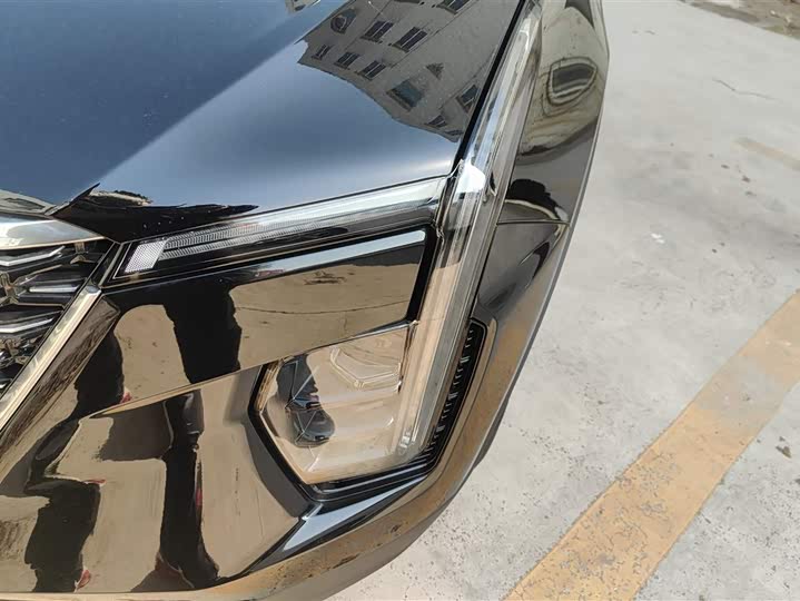 Photo 5 - Cadillac XT4