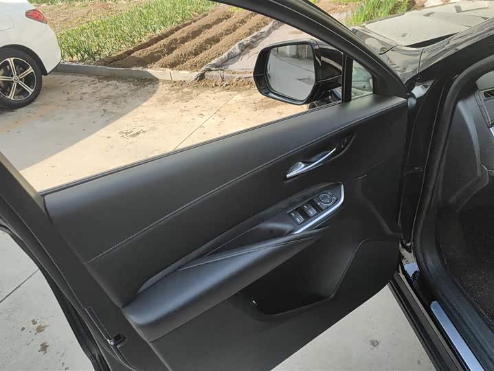 Photo 7 - Cadillac XT4