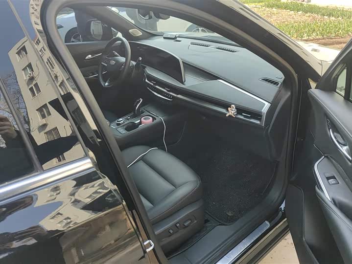 Photo 8 - Cadillac XT4