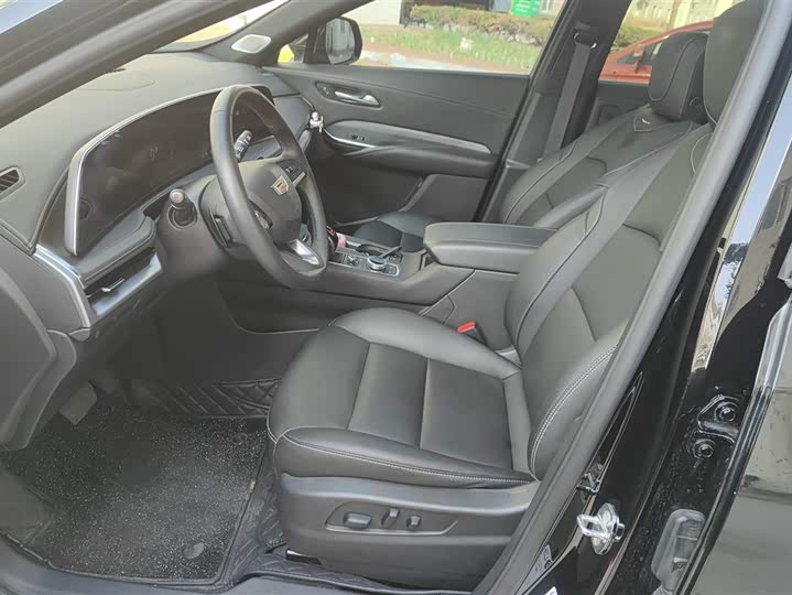 Photo 9 - Cadillac XT4