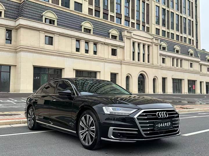 Фото 1 - Audi A8