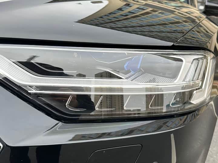 Фото 4 - Audi A8