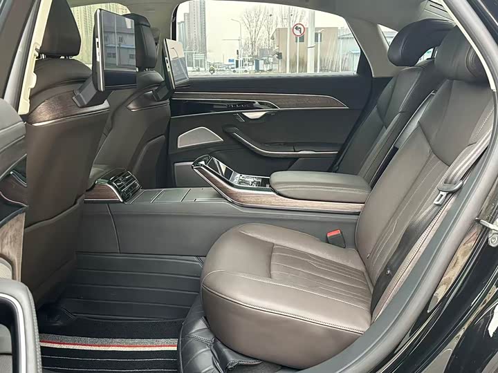 Фото 7 - Audi A8