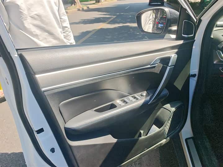 Фото 7 - Geely Coolray Hybrid