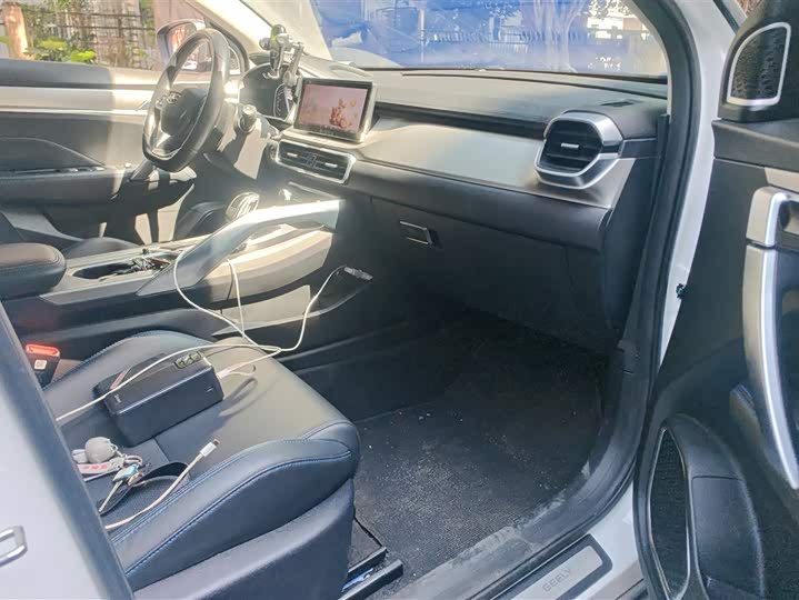 Фото 8 - Geely Coolray Hybrid