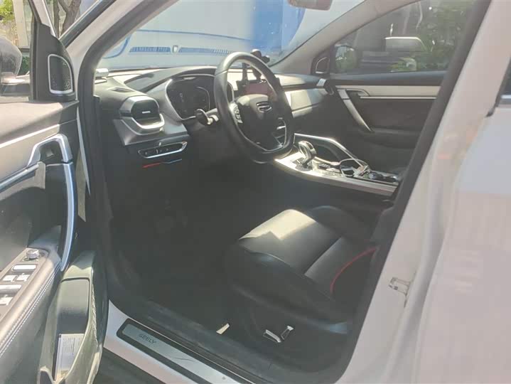 Фото 9 - Geely Coolray Hybrid