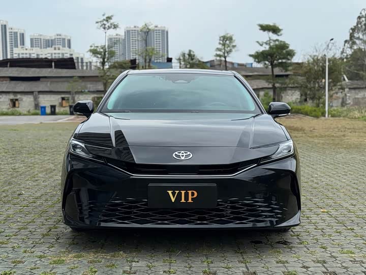 Фото 2 - Toyota Camry