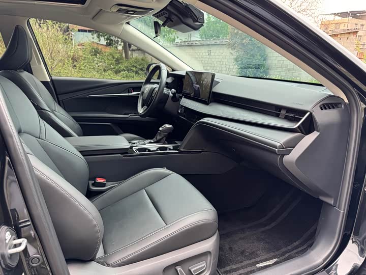 Фото 8 - Toyota Camry