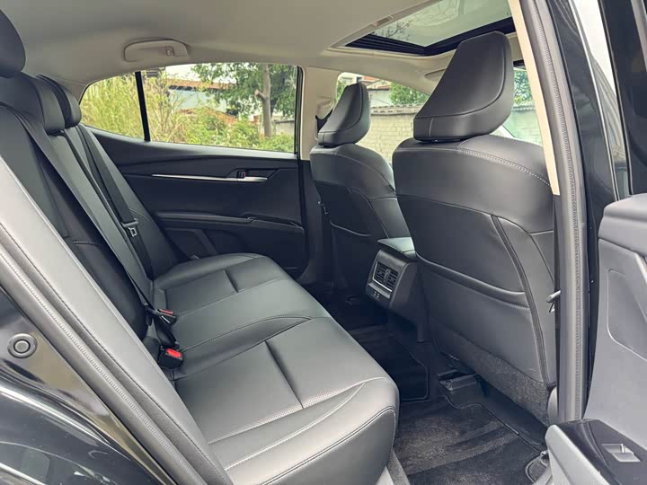 Фото 9 - Toyota Camry