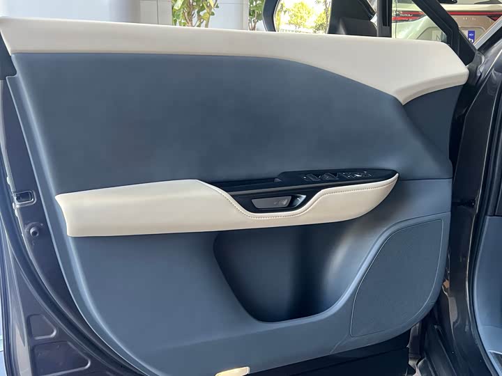 Фото 9 - Lexus RZ