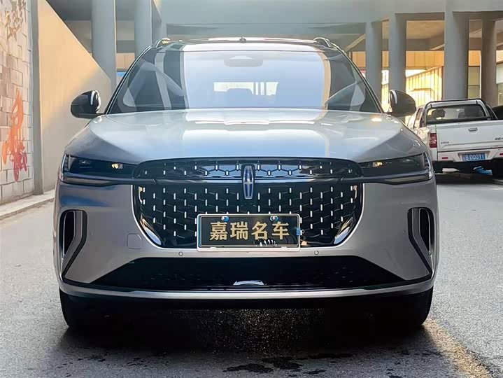 Фото 2 - Lincoln Nautilus