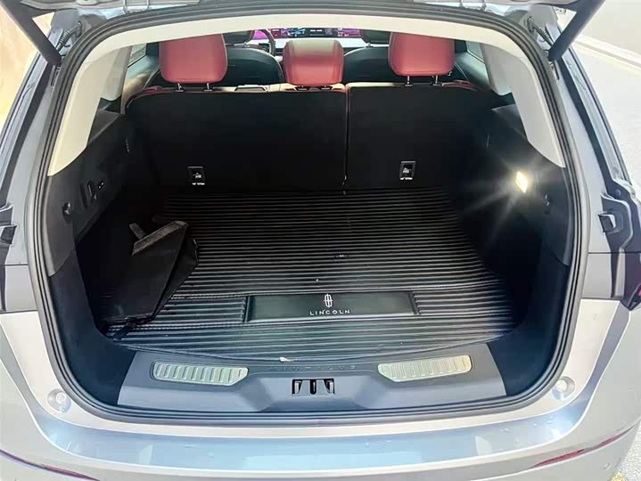 Фото 8 - Lincoln Nautilus