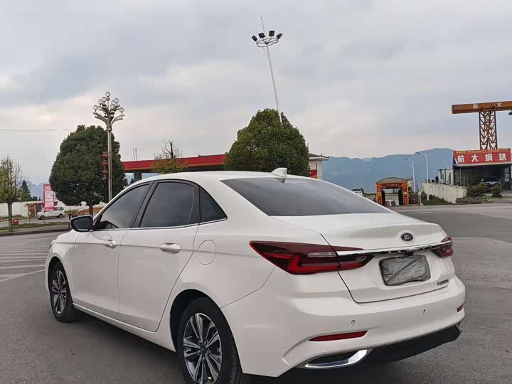 Photo 4 - Ford Escort