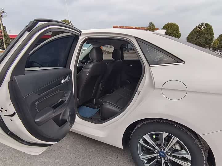 Photo 6 - Ford Escort