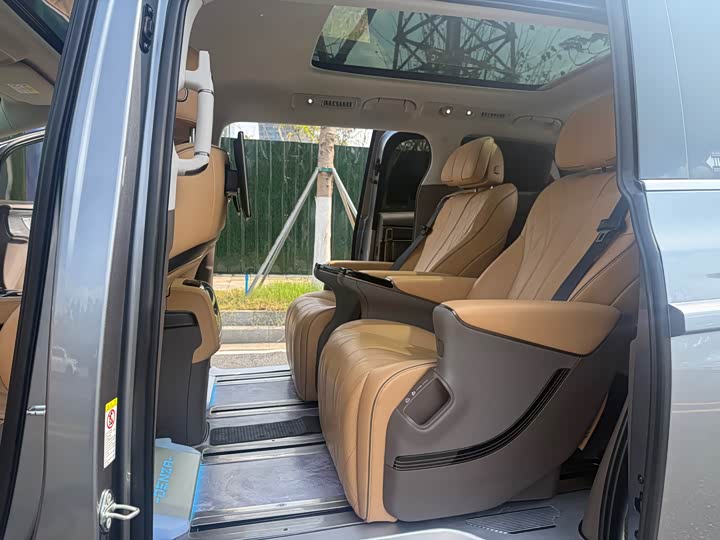 Фото 9 - Denza D9