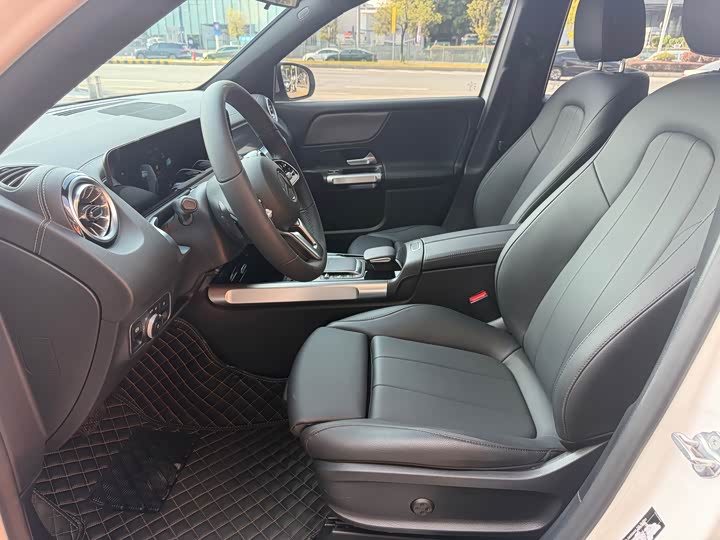 Photo 4 - Mercedes-Benz GLB-Class