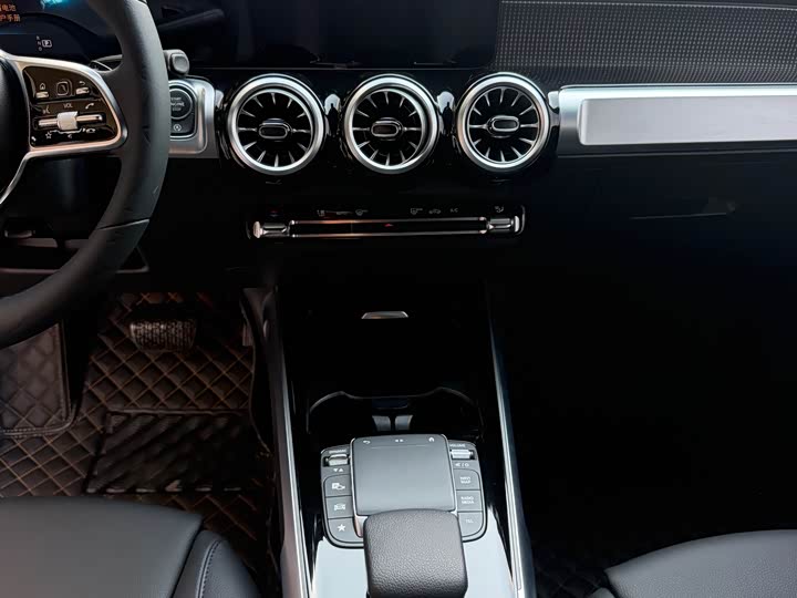 Photo 7 - Mercedes-Benz GLB-Class