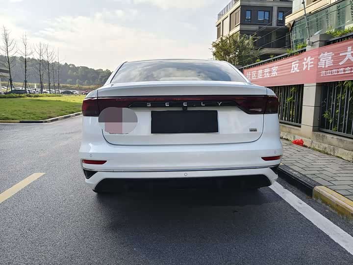 Фото 9 - Geely Emgrand