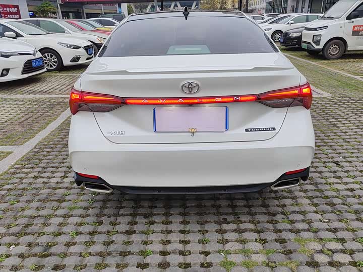 Photo 2 - Toyota Avalon