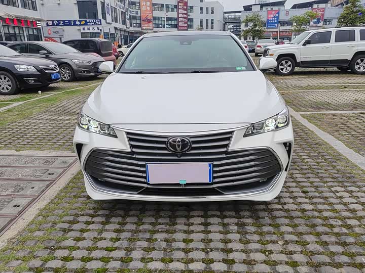 Photo 3 - Toyota Avalon
