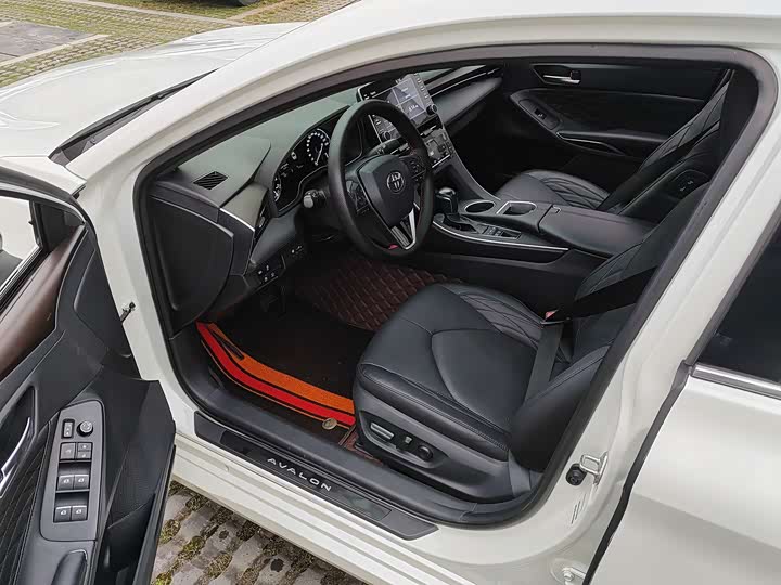 Photo 7 - Toyota Avalon