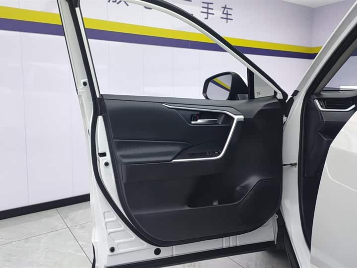 Photo 7 - Toyota RAV4