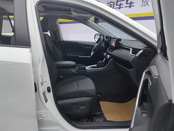Photo 8 - Toyota RAV4