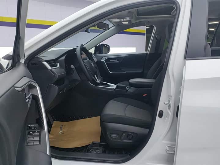 Photo 9 - Toyota RAV4