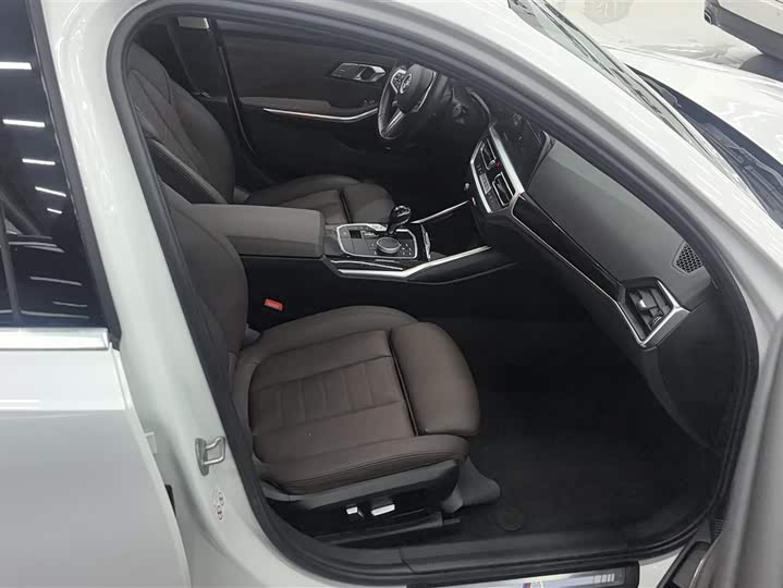 Photo 8 - BMW 3 Series