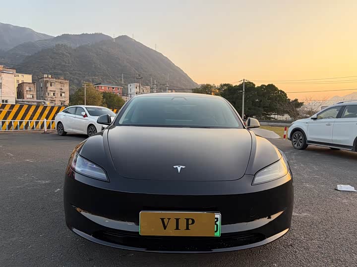 Фото 1 - Tesla Model 3