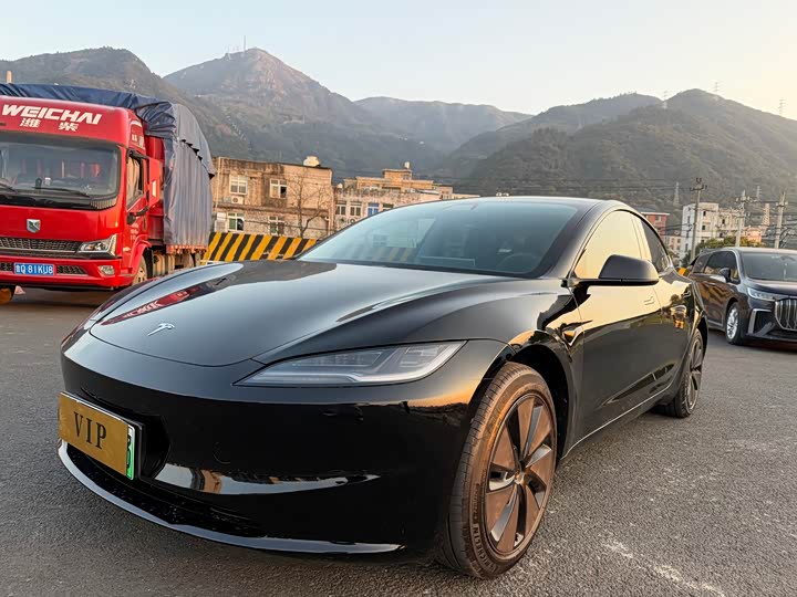 Фото 2 - Tesla Model 3